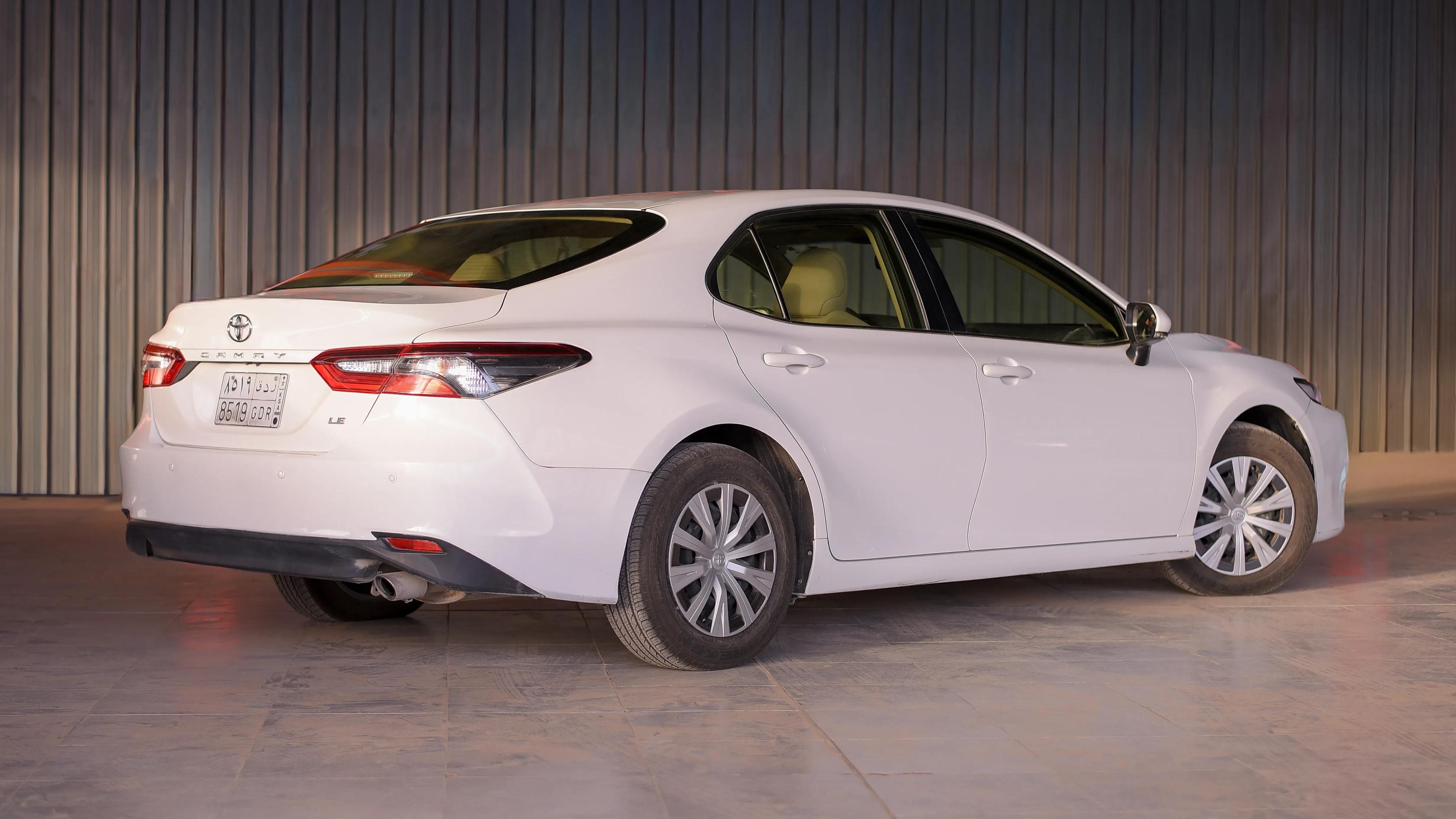 TOYOTA-CAMRY-2.5-LE AUTO STD
