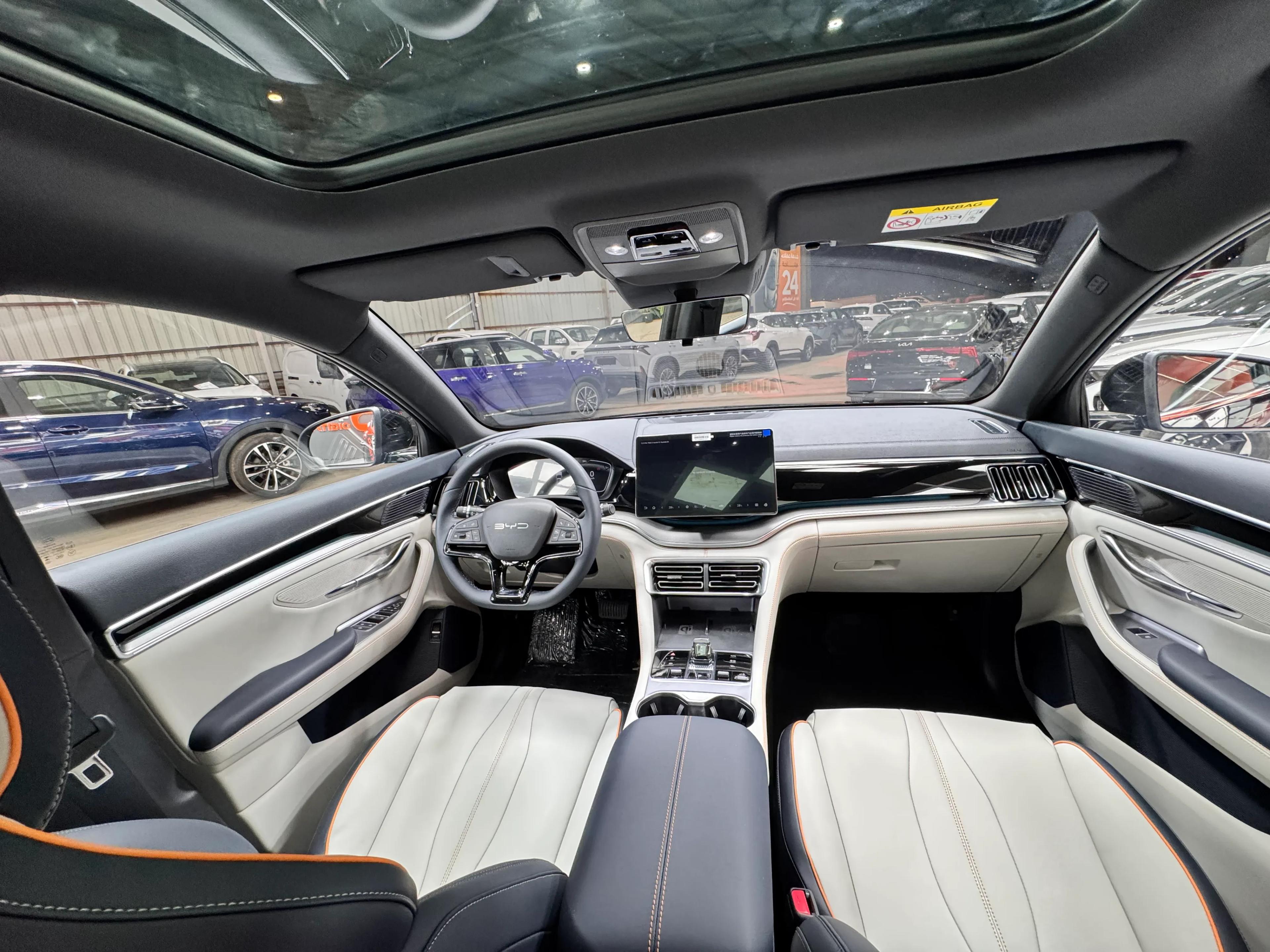 interior frontLeft