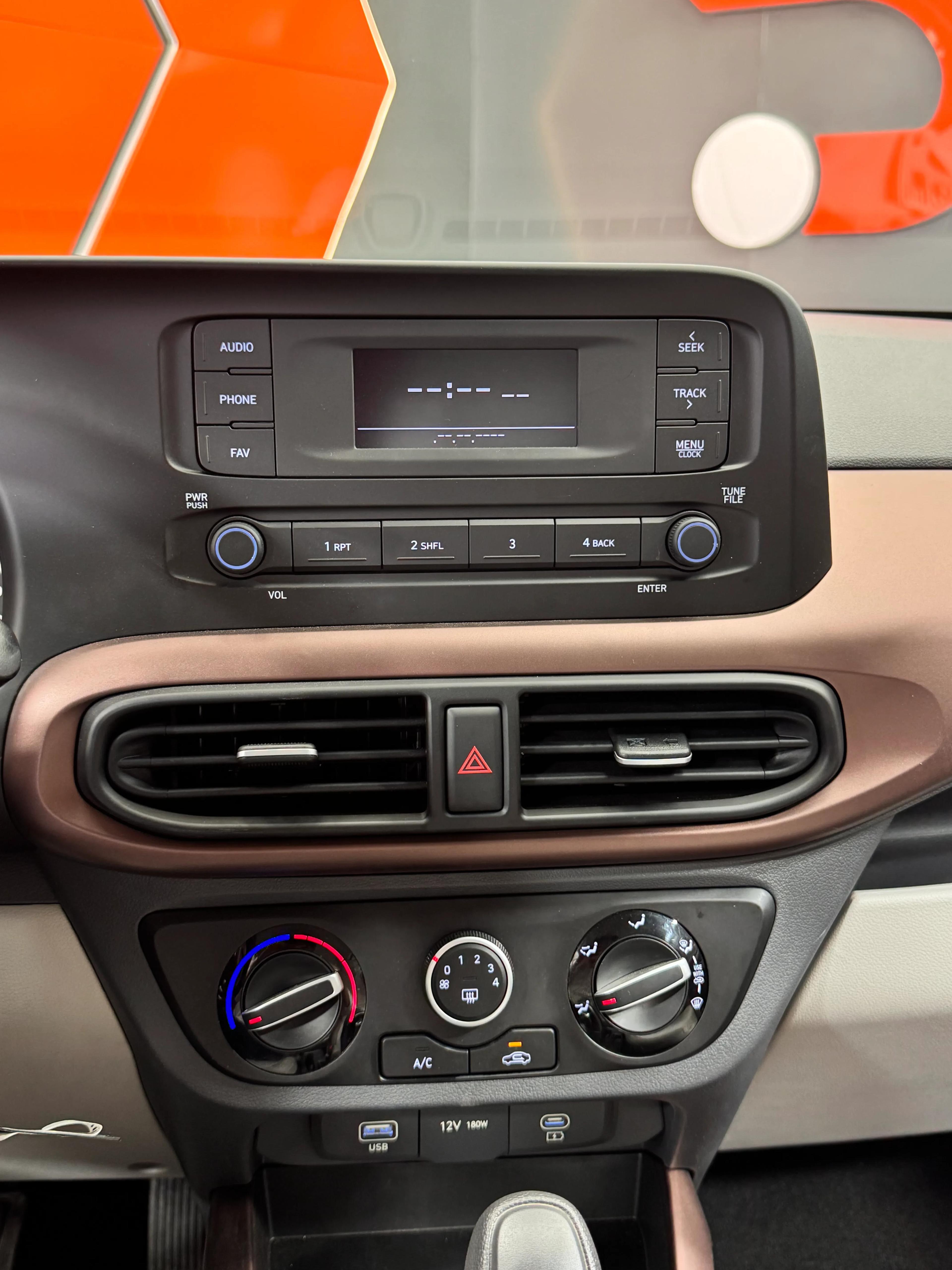 interior frontLeft
