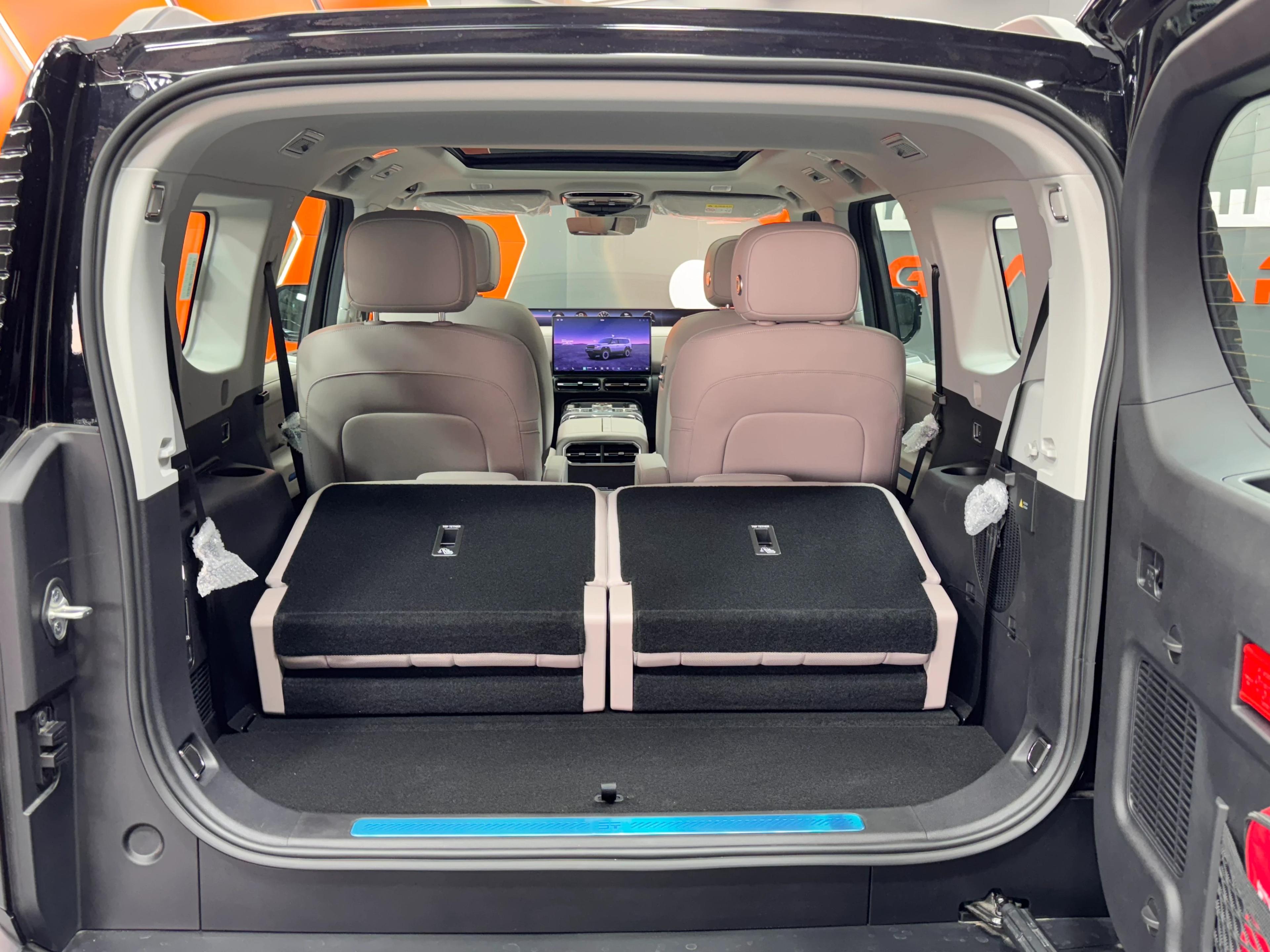 interior frontLeft