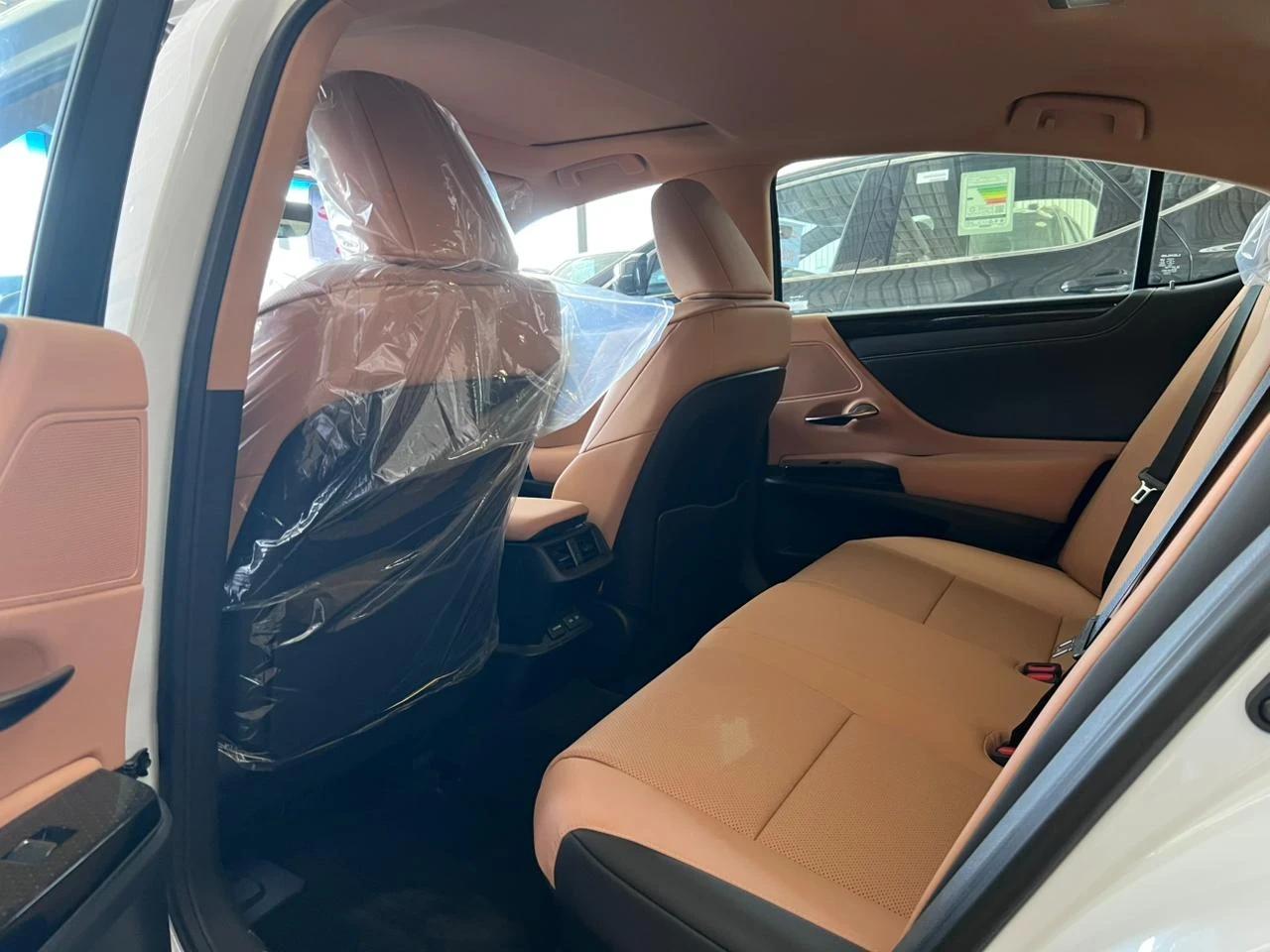 interior frontLeft