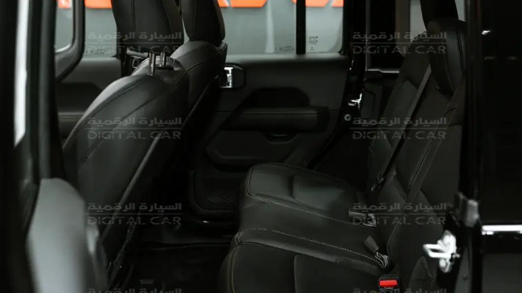 interior frontLeft